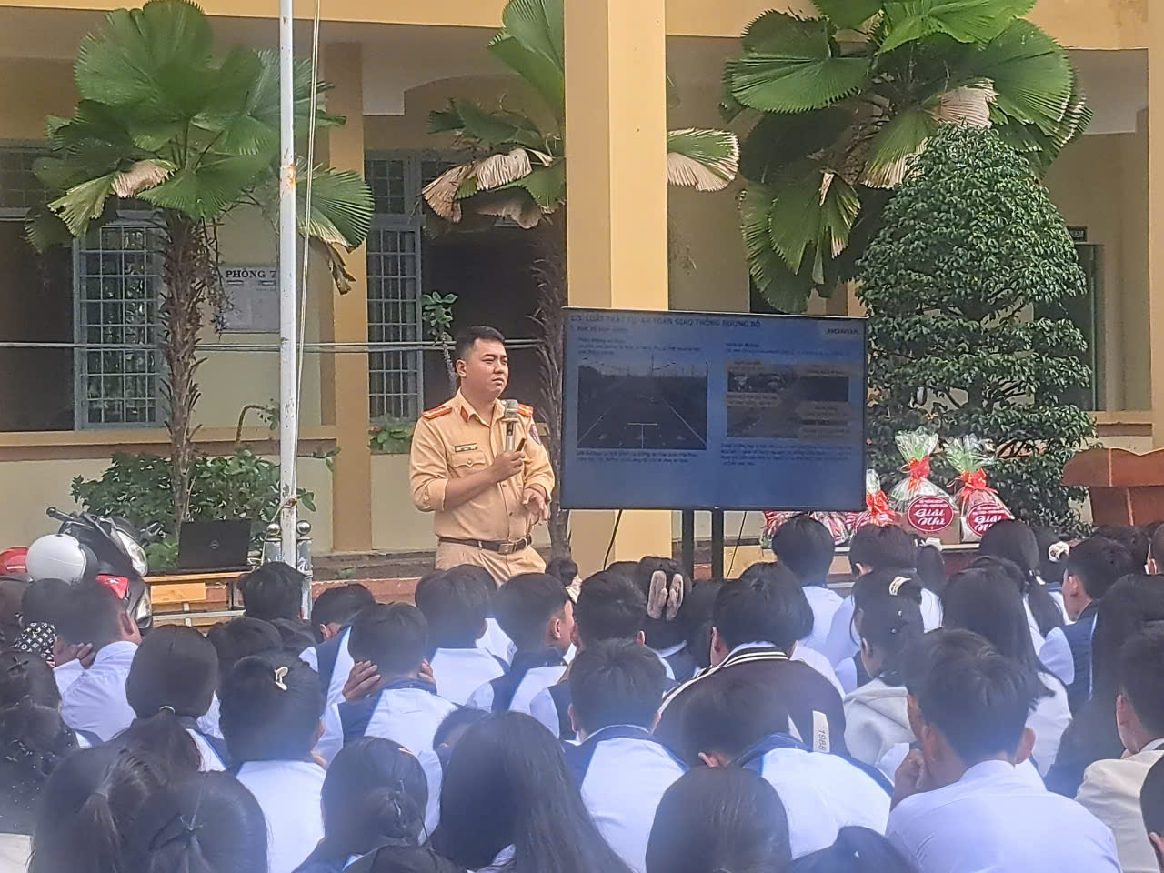 Trung Tâm GDTX Kon Tum tổ chức tuyên truyền về an toàn giao thông cho học sinh