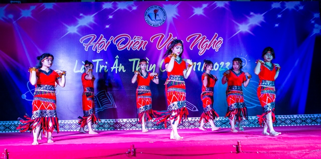 Văn nghệ chào mừng 20-11